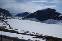 Zugefrorener See Djupvatnet unterhalb des Dalsnibba, Norwegen
