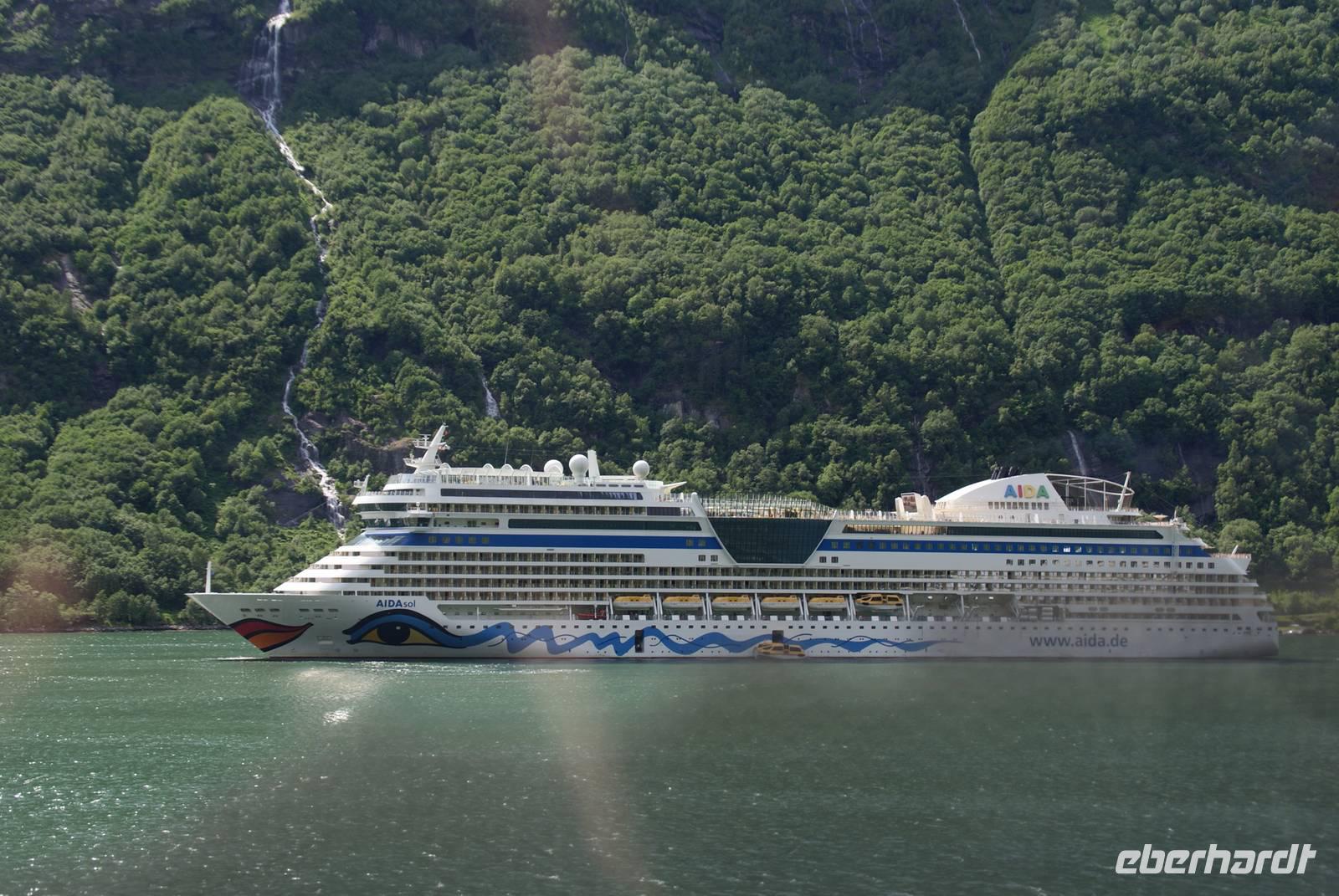 AIDAsol auf Reede im Geirangerfjord, Norwegen