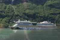 AIDAsol auf Reede im Geirangerfjord, Norwegen