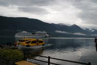 AIDAsol mit Tenderboot auf Reede vor Andalsnes, Norwegen