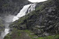 Prall gefüllter Wasserfall Stigfossen, Norwegen