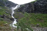 Prall gefüllter Wasserfall Stigfossen, Norwegen