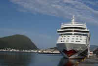 AIDAsol im Hafen von Alesund, Norwegen