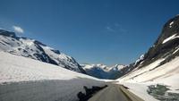 Schneewände auf der Sognefjellspanorama-Straße