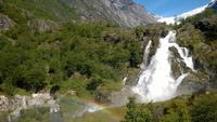 Gletscher, Wasserfall und Regenbogen.
