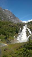 Gletscher, Wasserfall und Regenbogen.