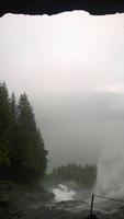 Hinter dem Wasserfall