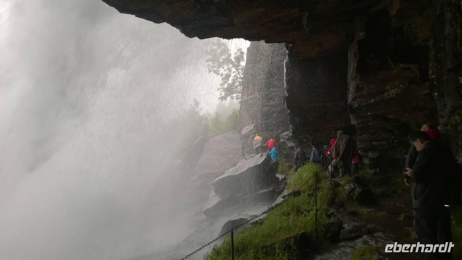 Hinter dem Wasserfall