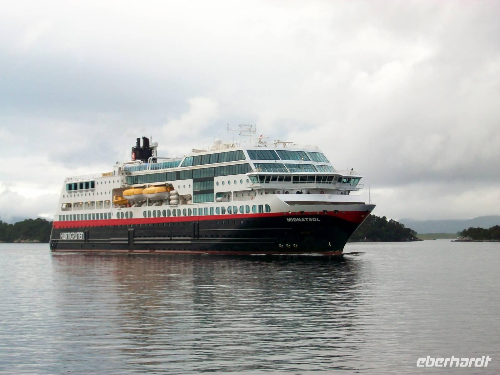 Fahrt mit den Hurtigruten