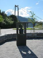 Gjemnessundbrua mit Denkmal des Erbauers