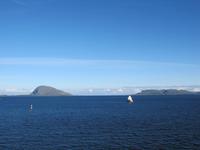 weißer Leuchtturm im blauen Meer