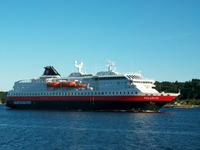 Fahrt mit den Hurtigruten