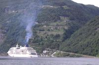 Kreuzfahrt auf dem Geirangerfjord (im Hintergrund die Adlerstrasse)