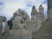 Figurengruppe an der Granitsäule