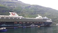 Kreuzfahrtschiff in Geiranger