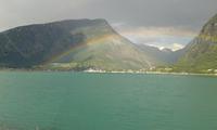 Regenbogen über dem Fjord