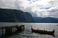 273 Valldal, Storfjord mit Vikingerboot