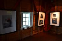 302 Insel Godoya, Ausstellung im Leuchtturm von Alnes