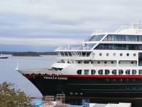 Hurtigrutenschiff Einlauf in Molde