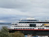 Hurtigrutenschiff Einlauf in Molde