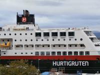 Hurtigrutenschiff Einlauf in Molde