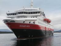 Hurtigrutenschiff Richard With- Einlauf in Molde