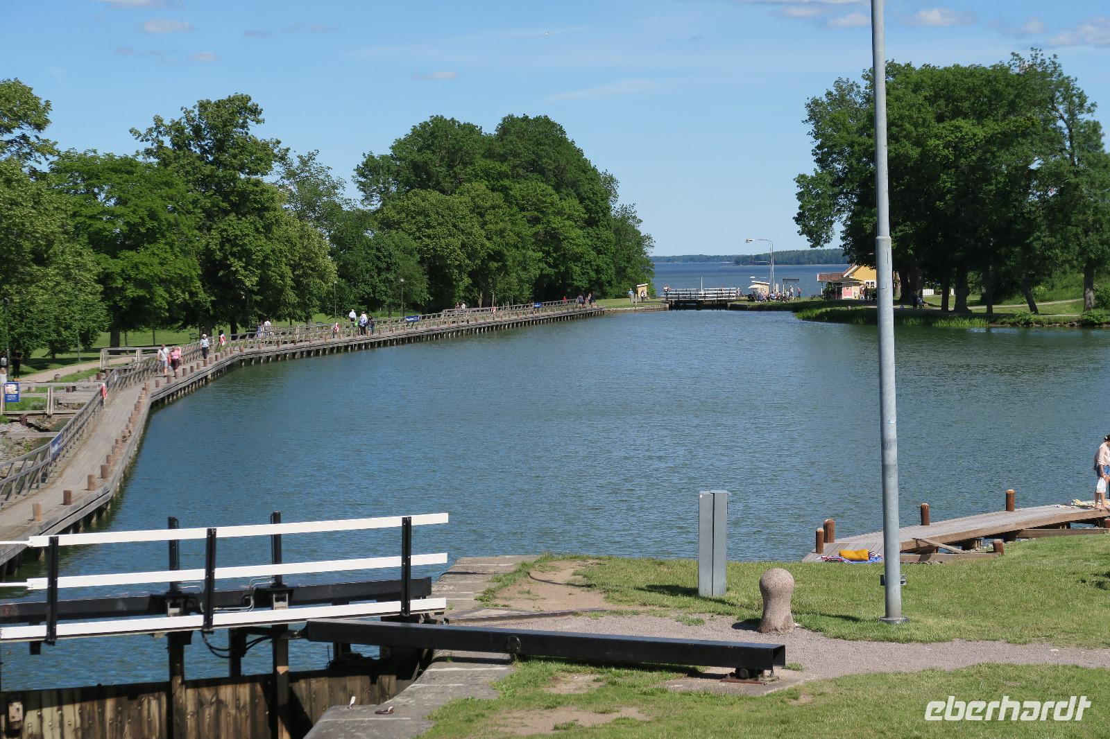 Die Schleuse endet im See