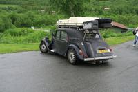 Zwei Weltenbummler mit ihrem Wagen