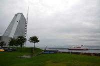 098 Molde, Hotel Scandic Seilet mit Hurtigrutenschiff und Romsdaler Alpen
