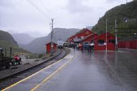 Warten auf die Flam-Bahn in Myrdal - Norwegen
