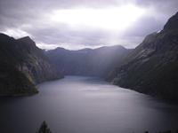 Am Geirangerfjord erscheint die Sonne