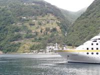 Geirangerfjord Adlerstrasse und Kreuzfahrtschiff Hamburg