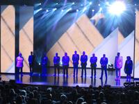 Der Kapitän stellt seine leitenden Offiziere vor