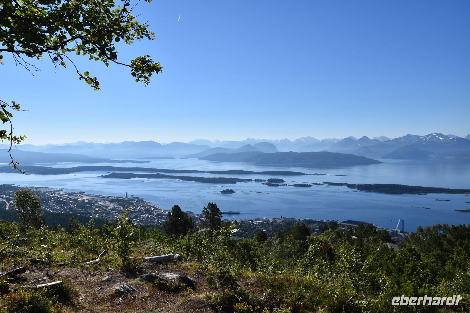 081 Molde, Blick vom Varden auf den Moldefjord und die Romsdaler Alpen