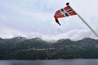 127 Geirangerfjord, Blick über den Sunnnylvsfjord zur Aussicht