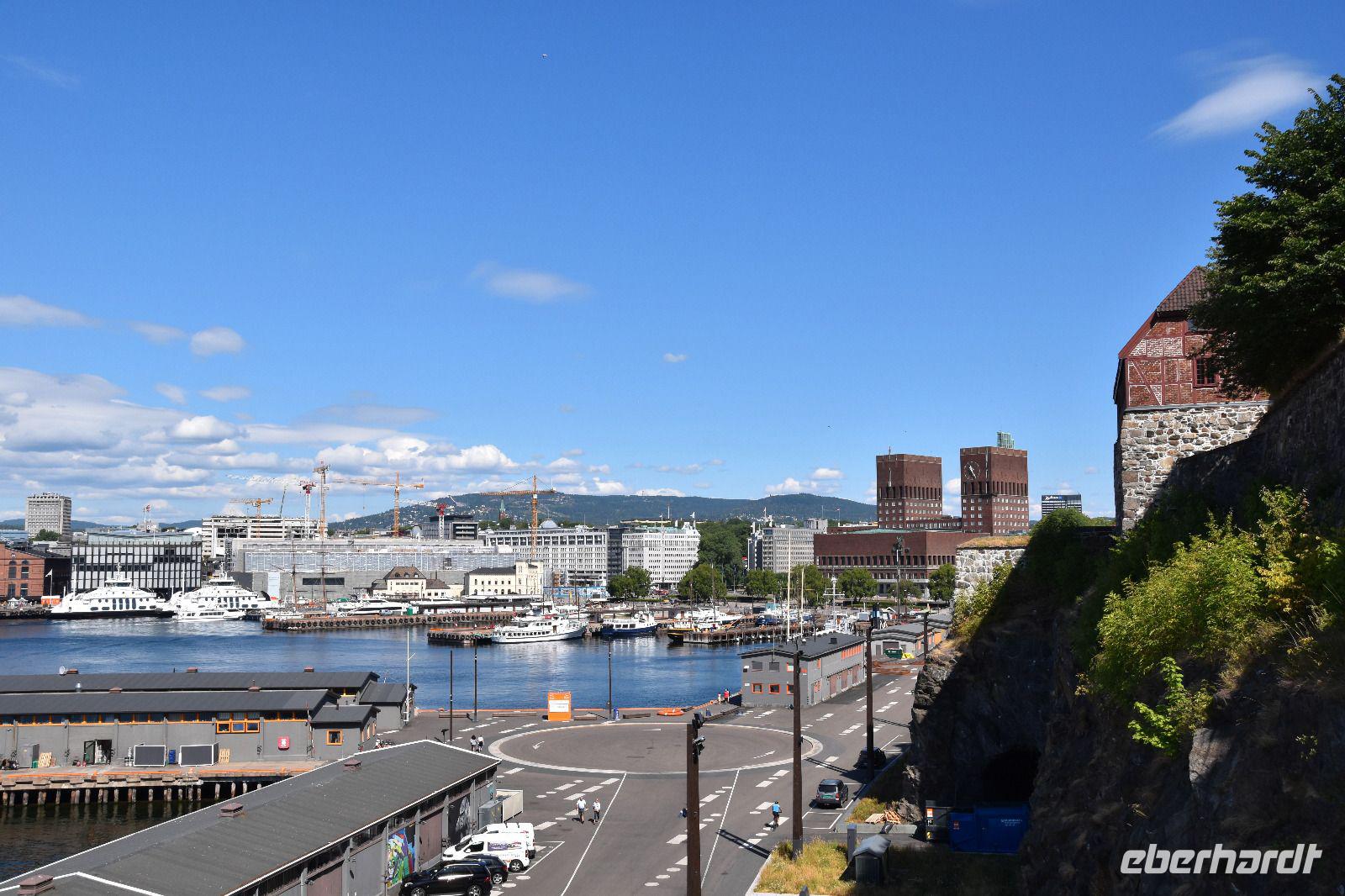 252 Oslo, Blick von Akerhus zum Rathaus