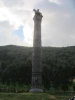 Saga-Säule am Elveseter Hotel