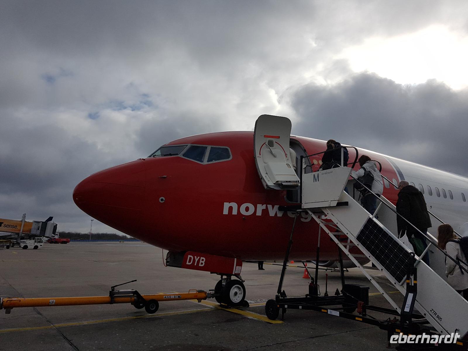 Hurtigrute, Flug mit Norwegian