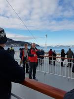 Hurtigrute, Informationen am Bug