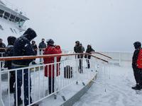 Hurtigrute, Infopunkt zur Insel Ryøya am Bug 