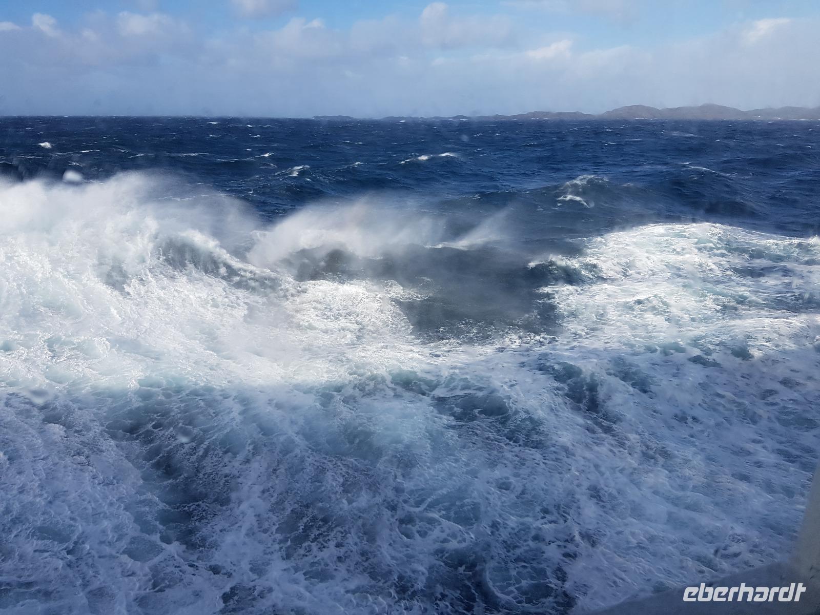 Hurtigrute, MS Finnmarken bei Wellengang