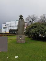 Hurtigrute, Bergen, Theater mit Stehle von Henrik Ibsen