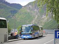 094 Norwegen - Bus am Geiranger-Blick