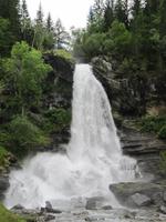 Am Steindalsfossen-Wasserfall