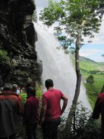 Am Steindalsfossen-Wasserfall