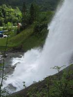 Am Steindalsfossen-Wasserfall