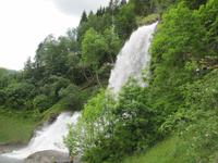 Am Steindalsfossen-Wasserfall