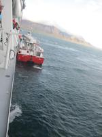 Das Boot legt am Schiff an