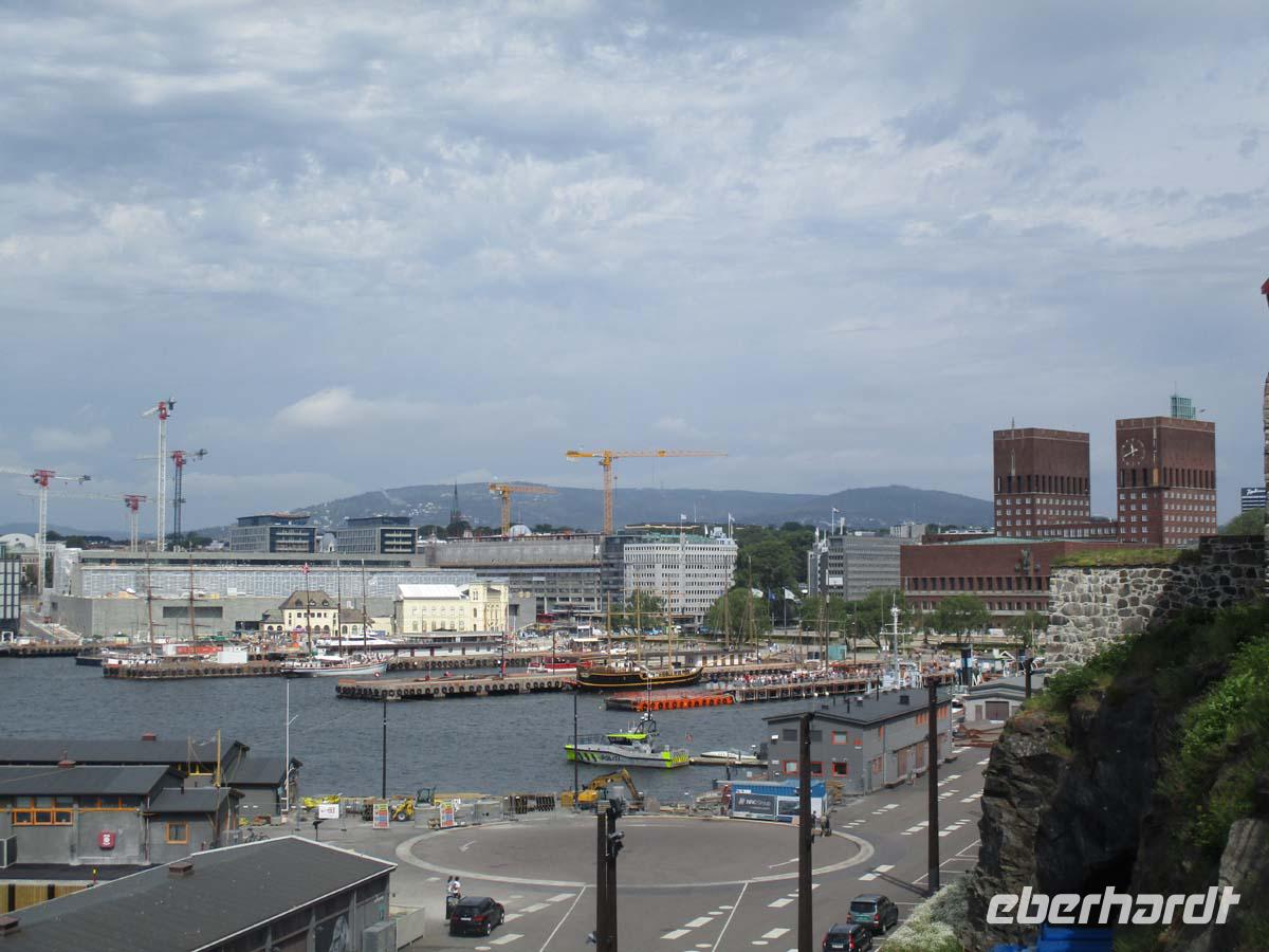 Blick auf Olsos Rathaus, rechts
