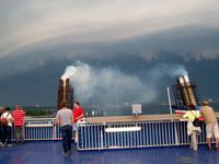 Ausfahrt von Kiel (ein Gewitter zieht auf)